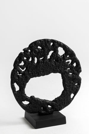 Escultura abstracta de forma circular