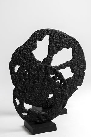 Escultura abstracta de forma circular