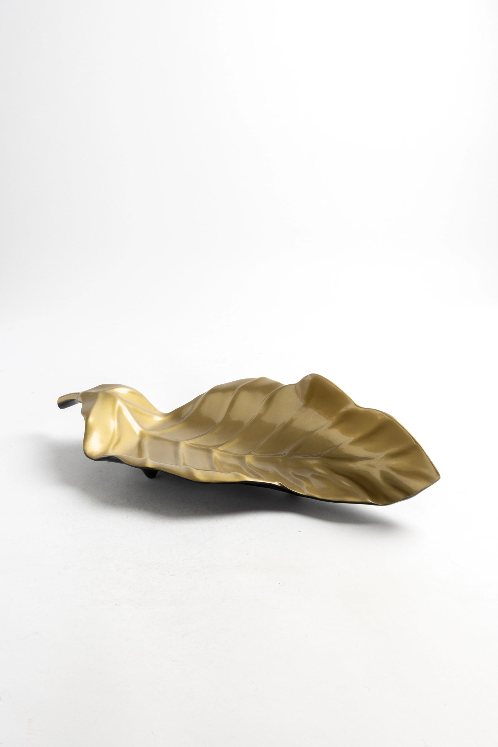 Decorativo en forma de hoja dorada