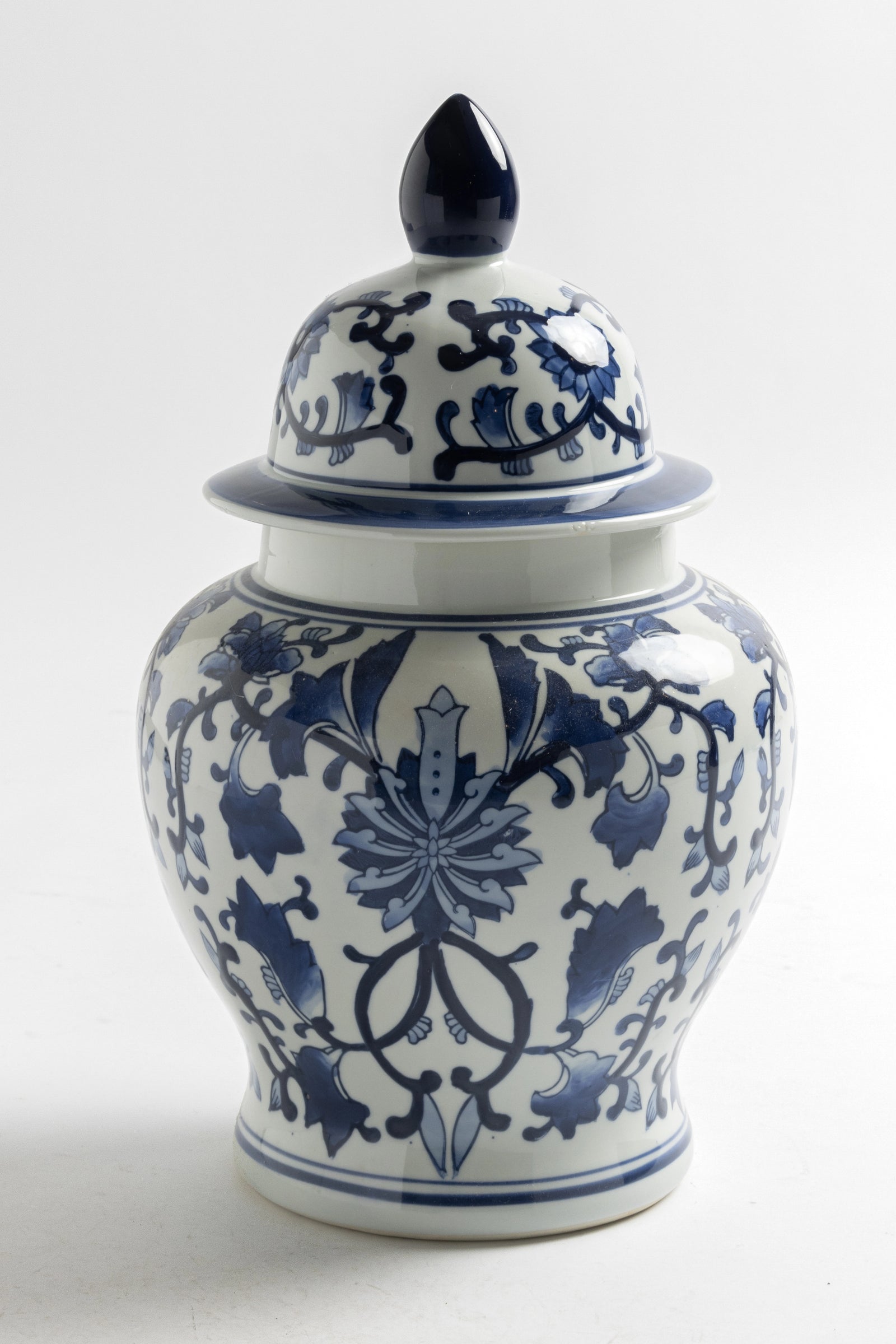 Jarrón de porcelana con motivos floreales