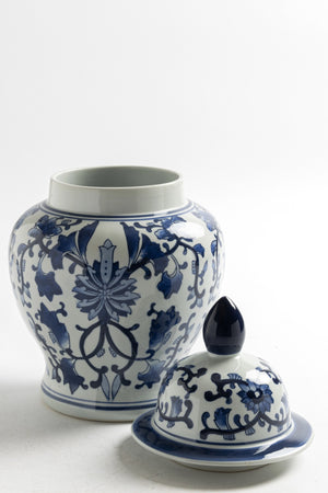 Jarrón de porcelana con motivos floreales