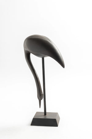 Escultura de flamengo inclinado