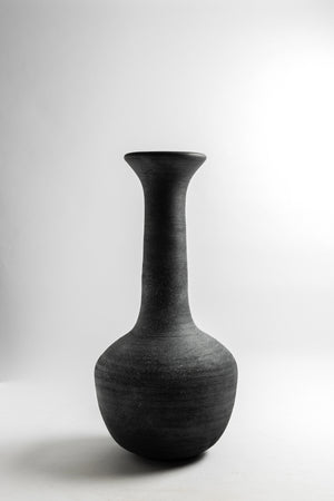 Jarrón cerámica escultural negro