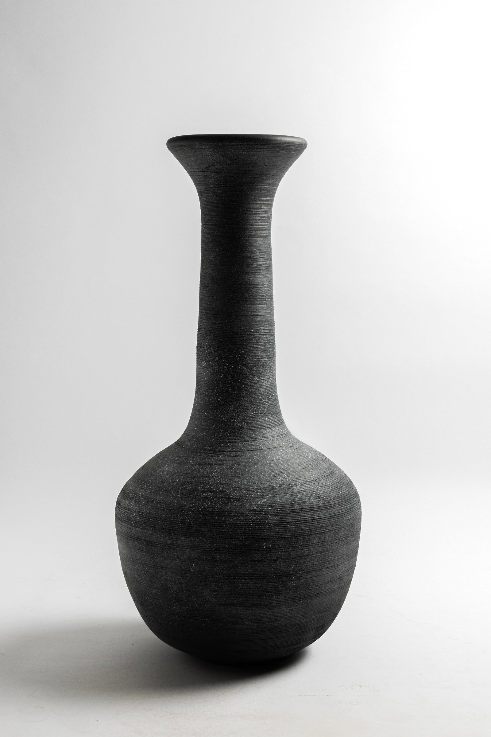 Jarrón cerámica escultural negro